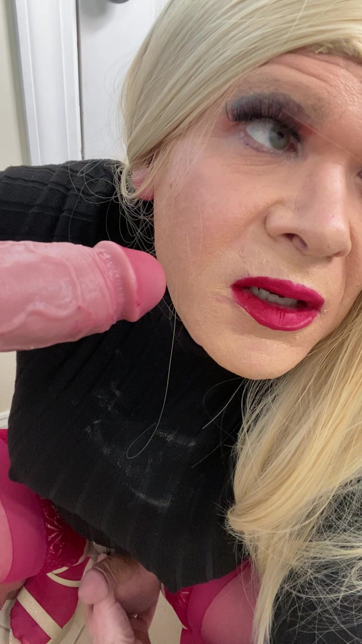 MadisonCD2025: Kadın kılıklı transseksüel seksi kadın kılıklı sürtük yarak emiyor ve...