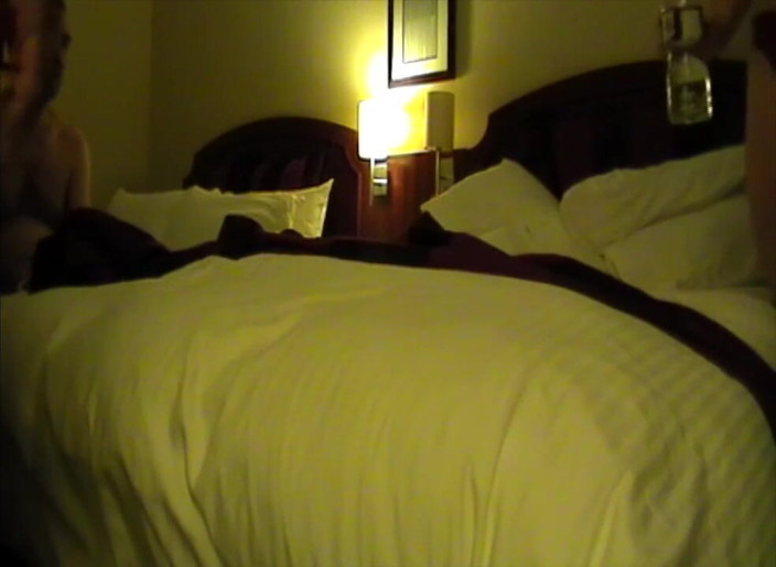Angels with horns: Grandi tette gangbang creampie a Liverpool