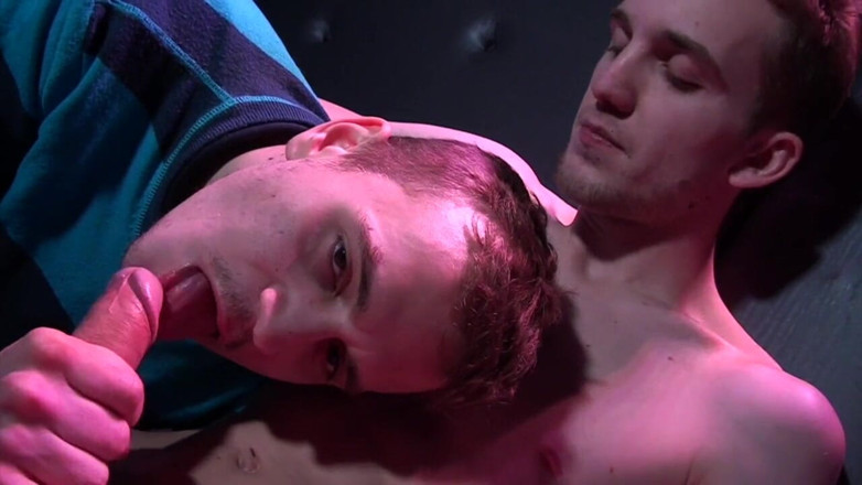 Kinky Bareback Boys: テオは生で犯さエデンセクシーなトップブロンド男