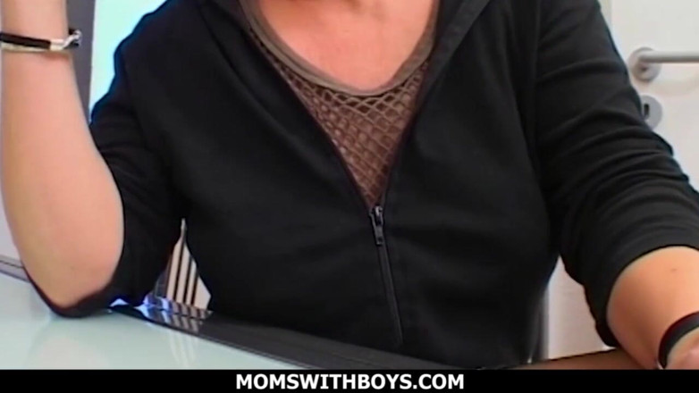 Moms With Boys: Зріла блондинка смокче жорсткий член свого гостя