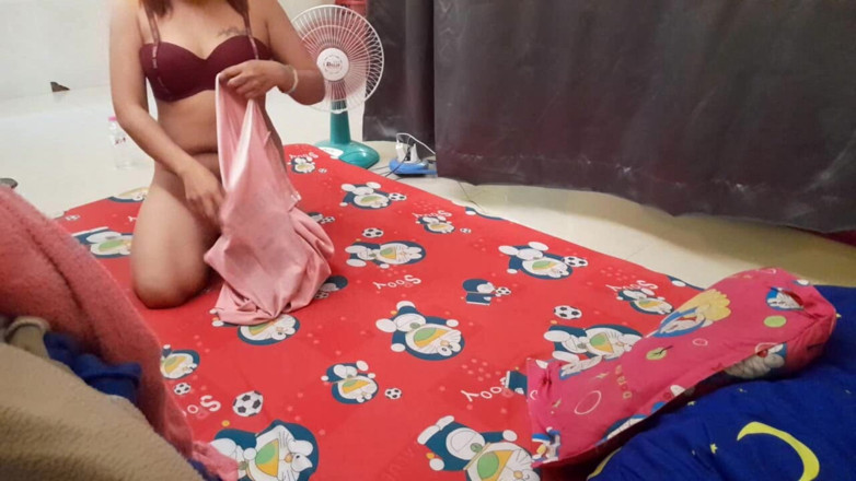 House wife: Un beau-père chanceux baise sa voisine indonésienne veuve et détruit...