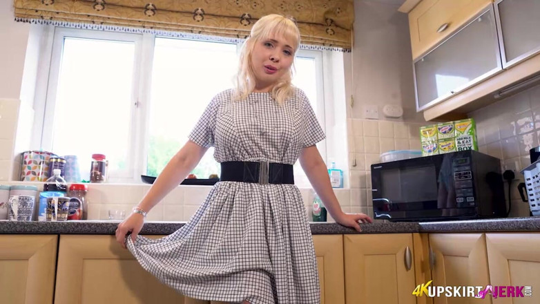 SkirtJerk: Cherry English - Încălzește