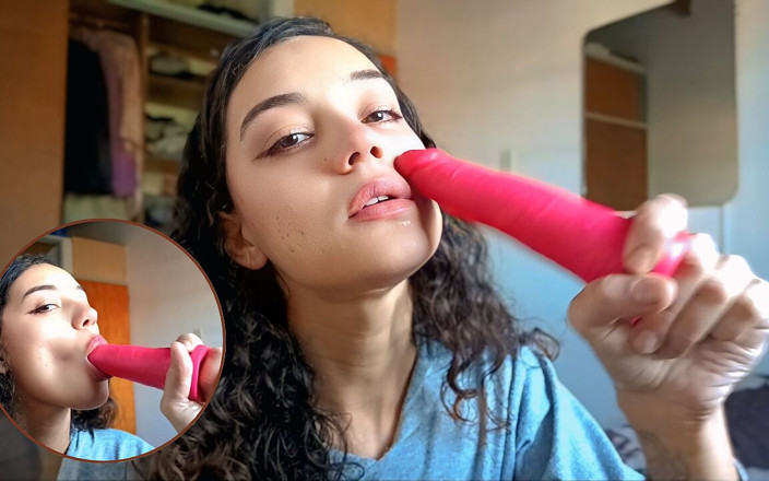 Productoraeros: Seksowna latynoska ssie dildo, ciesząc się jak prawdziwe