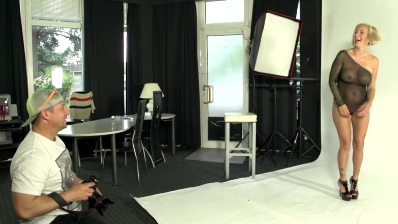 MMV Mature: Une MILF blonde aux gros seins huilés se fait baiser...