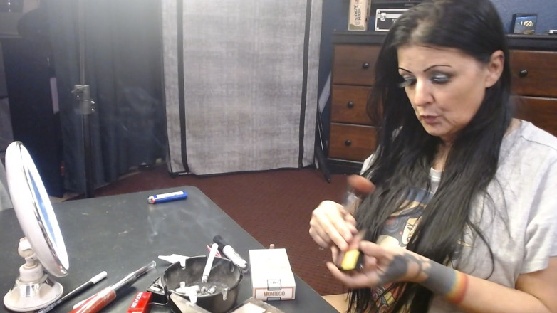 Abby Anna: MILF mid smink cigarettrökning