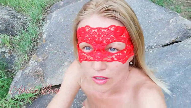 Abella Love: Une petite blonde excitée se promène à poil dans le parc...