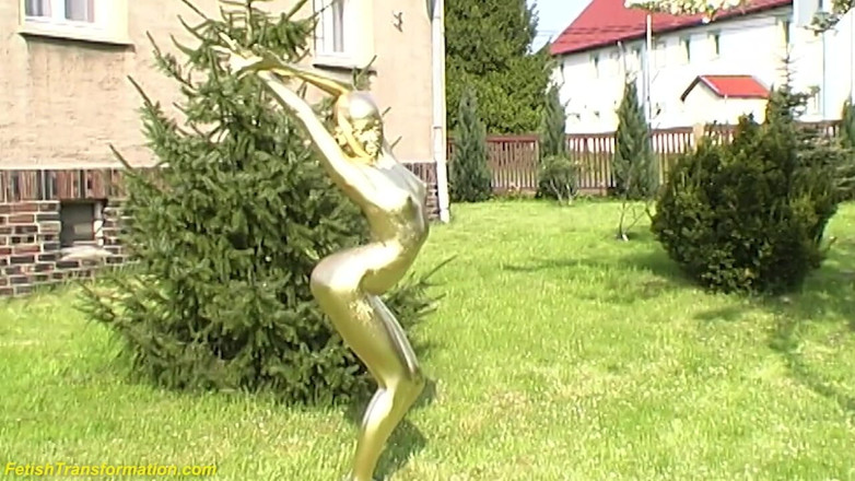 Fetish Islands: Un vrai contorsionniste flexible se fait peindre d'or