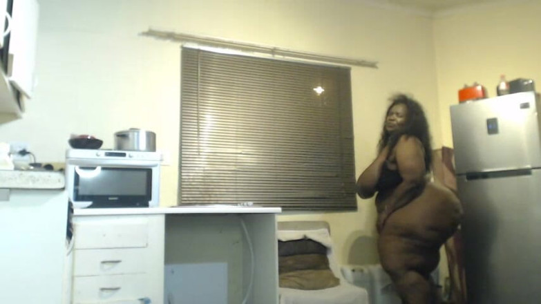 Legendary Booty Overdose: Negra grandota hace striptease y mama consolador grande