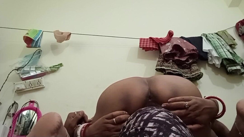 Real Couple 203: बड़ी रसदार गांड वाली पत्नी अपने पति के चेहरे पर बैठी है