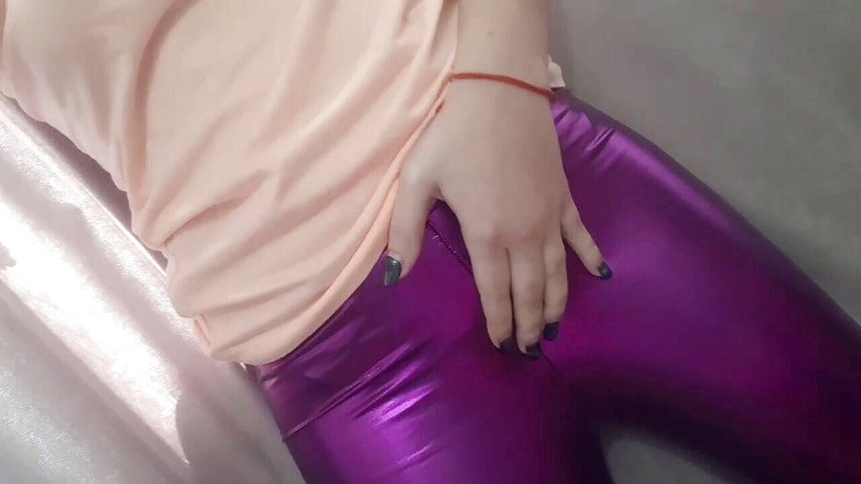 TheloveStory: Fată în pantaloni de latex își masturbează pizda până la orgasm