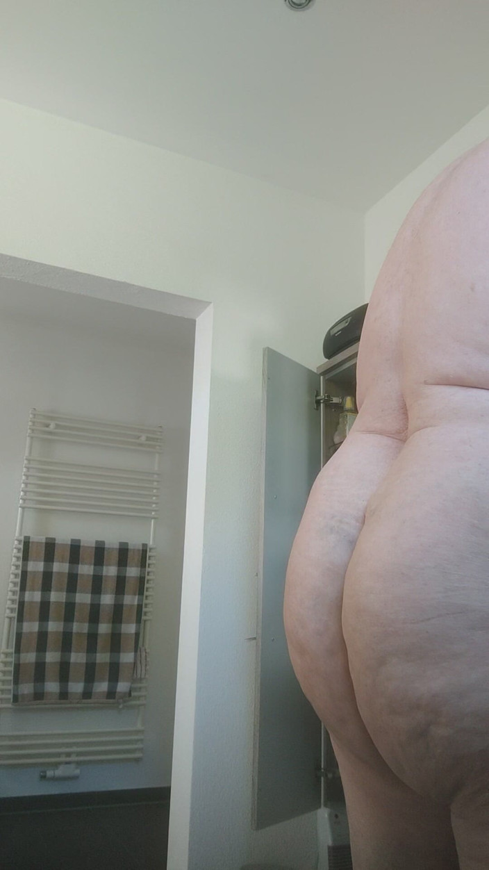 Karlchengeil: Cewek sange ini lagi asik ngentot memeknya sambil bugil di...