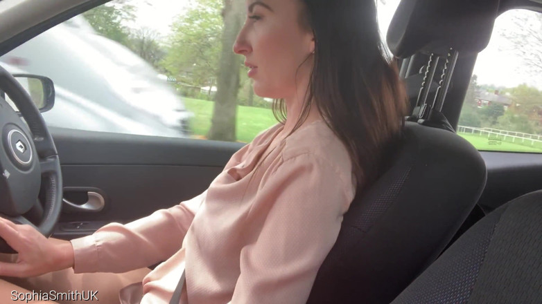 SophiaSmithUK: सेक्सी लड़की ड्राइविंग पर जाती है