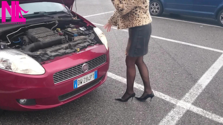 Nyllady: Sexig snabb körning i patent svarta pumpar och sömmar i...