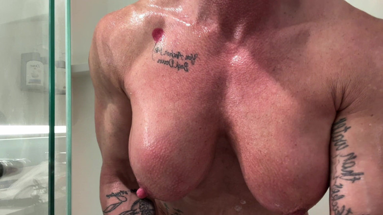 Kandylegsxxx: Kandys muscular adoración ducha