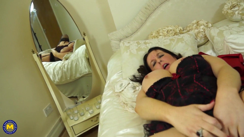 Mature Solo NL: Baculatá zralá miluje masturbaci