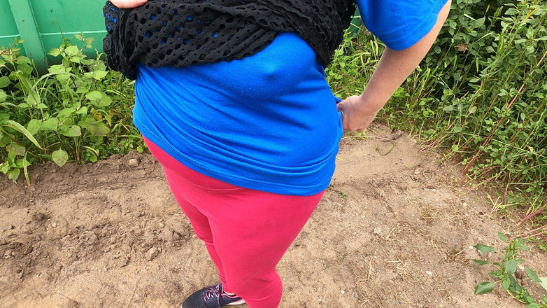 Bouncy Tits Action: Naakte tieten beuken tussen de containers