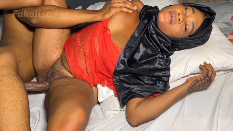 Fukalistik: Une veuve excitée en hijab se fait baiser par un...