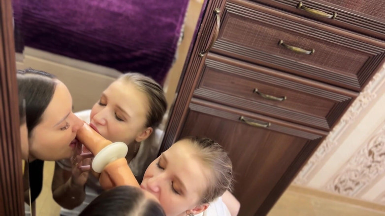 Caroline_Gray: Guruku stacy starando ngajarin aku nyepong kontol dan seks lesbian