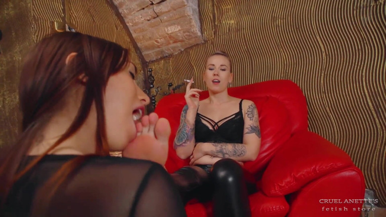 Cruel Anettes fetish world: Nina juega con sus dedos de los pies