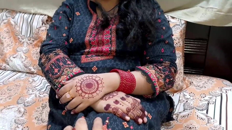 QueenbeautyQB: Desi indyjski Bhabhi był bardzo szczęśliwy, ponieważ mąż Bhabhi przybywał...