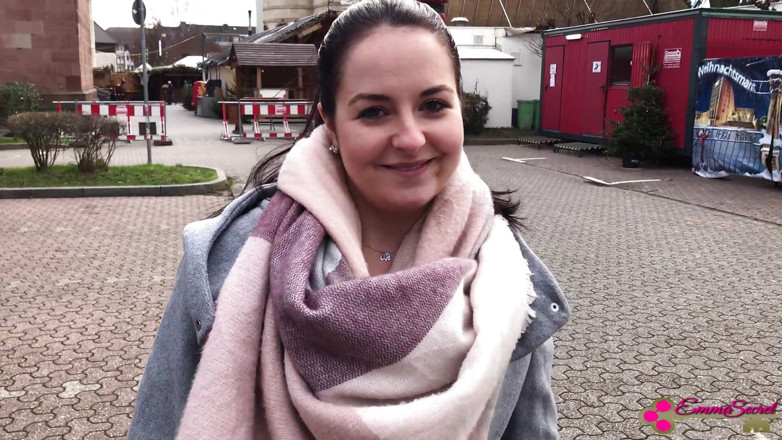 Emma Secret: Vánoční trh zavřený! Cizinec mě šuká holou!