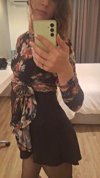 TSiris: Chica trans posando en pantimedias delante del espejo