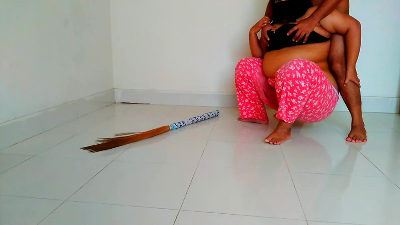 Aria Mia: Grandota árabe caliente amateur mucama sucia folla al dueño y destruye...