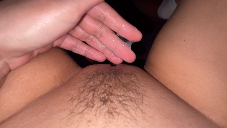 Solaella: Ma chatte est toute mouillée ! Masturbation à la première personne.