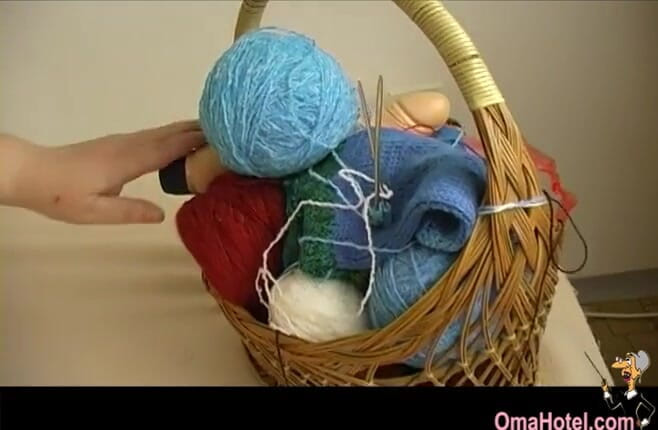 Old Nanny: Une grosse mamie coquine aime satisfaire sa vieille chatte avec...