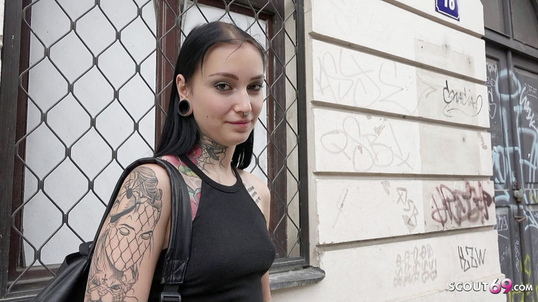 German Scout: Scout allemand - Sharlotte Thorne, grande étudiante tatouée, se fait draguer et...