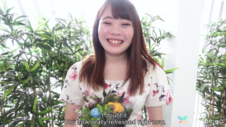 Tenshigao: 日本咖啡馆工人yuko mukai为我们穿制服打扮