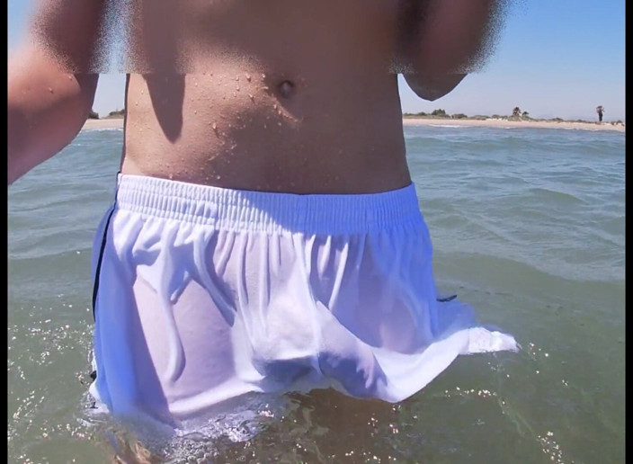 Cool Body: People on the Beach Freak Out When I Get Wet...