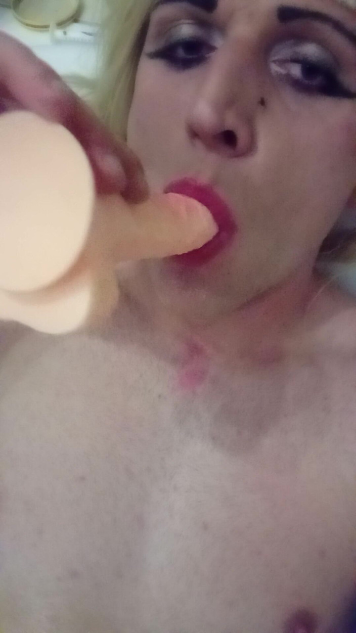 SarahDeSexy: Pembe kadın kılıklı dildo emiyor