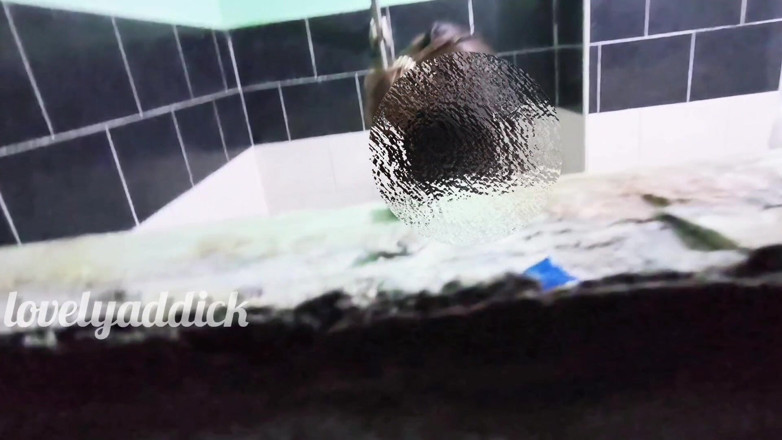 Lovelyaddik: Kašlu na chlapa, který se ke mně plíží při sprchování...