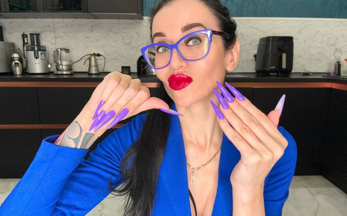 Julia domaina: Нова довше форма і новий фіолетовий колір, пестки, довгі гнучкі пальці, широкі долоні та дрочки зі слиною