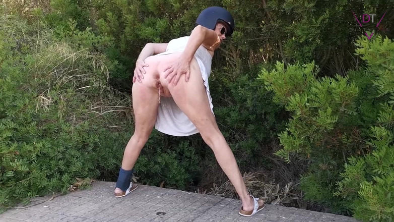 Dirty Tina: Nadržená MILF močí s Tinou