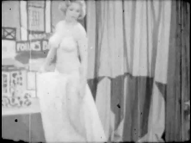 Vintage Usa: साठ के दशक में सुनहरे बालों वाली महिला का स्ट्रिप-चिढ़ाना