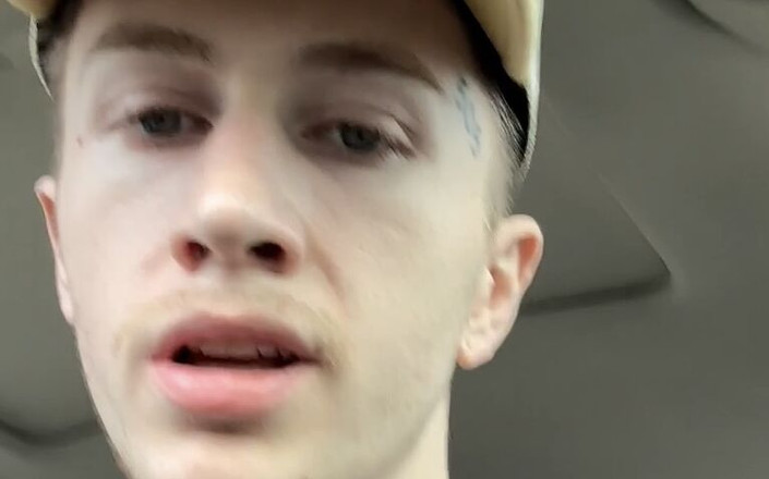 GhostCams: Mengusap zakar lembut saya yang belum dipotong di dalam kereta