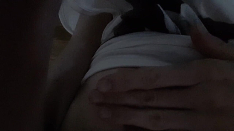 Christy G: 特写一个娇小的运动青少年自慰。