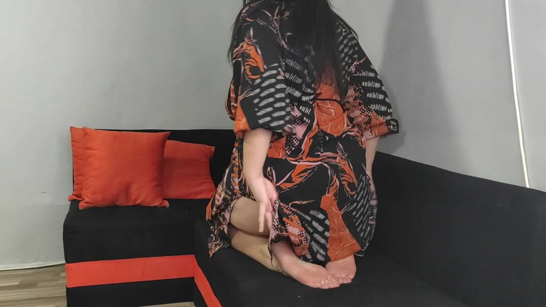 Young_strawberry: Menggodamu dengan kaki dan kamu menghamiliku