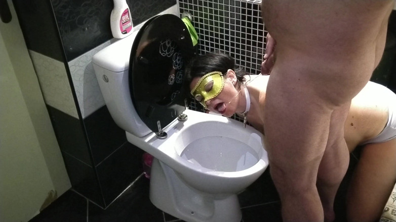 Toilet Mommy: Ústa Otrokyně Sloužila Jako Toaleta