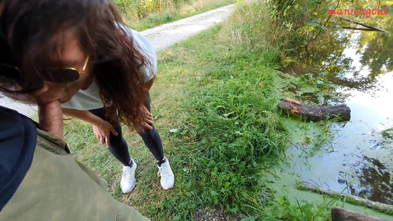 Munichgold: La sega all'aperto di Munichgold, pompino nella foresta... Buon divertimento