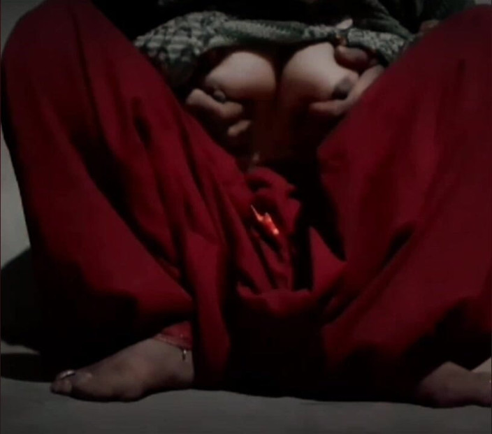 TricolorMusic3: Desi ragazza del villaggio sorpreso a guardare e masturbarsi e...