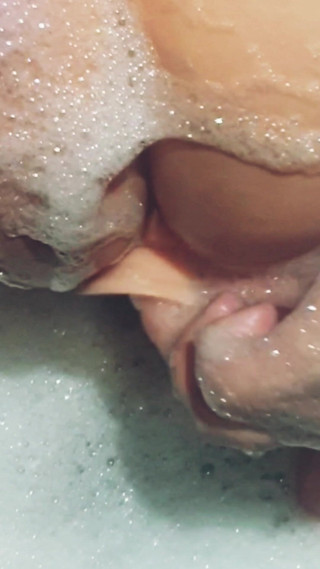 WildFlawiii: Real esposa amateur en baño de burbujas se folla con...