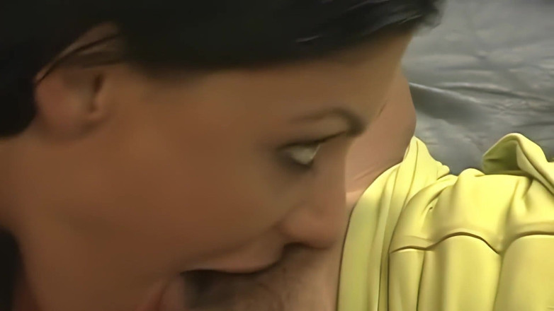 Hand Lotion Studios: Dvě lesbické brunetky mají sex na gauči venku se sexuální...