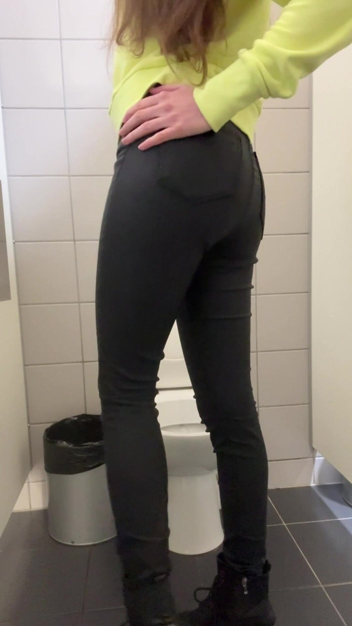 JuliaVeil: Compilation: Ragazza in Jeans Magri Neri Piscio Nei Bagni Pubblici....