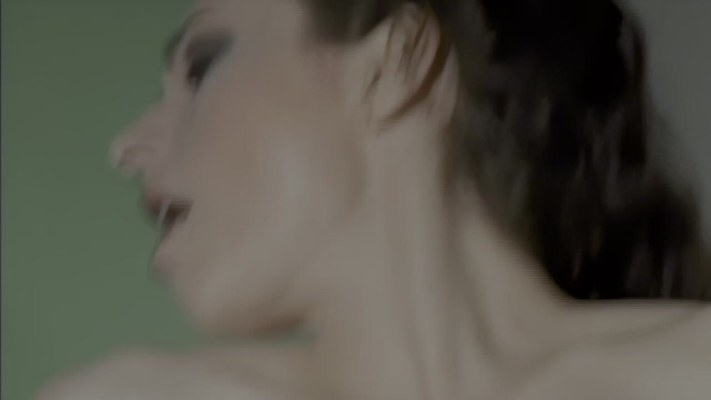 Inhonorof porn: Primero Se Masturba En El Sofá Y Luego Se Mete...