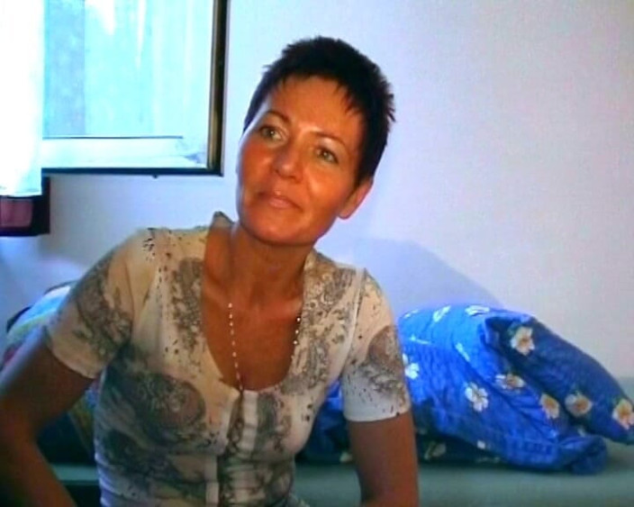 German's MILF: Короткострижена мамка з Німеччини грає зі своєю пиздою