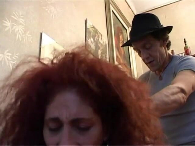 Milf in Love: Une MILF sicilienne baise secrètement à la maison... Son mari est...