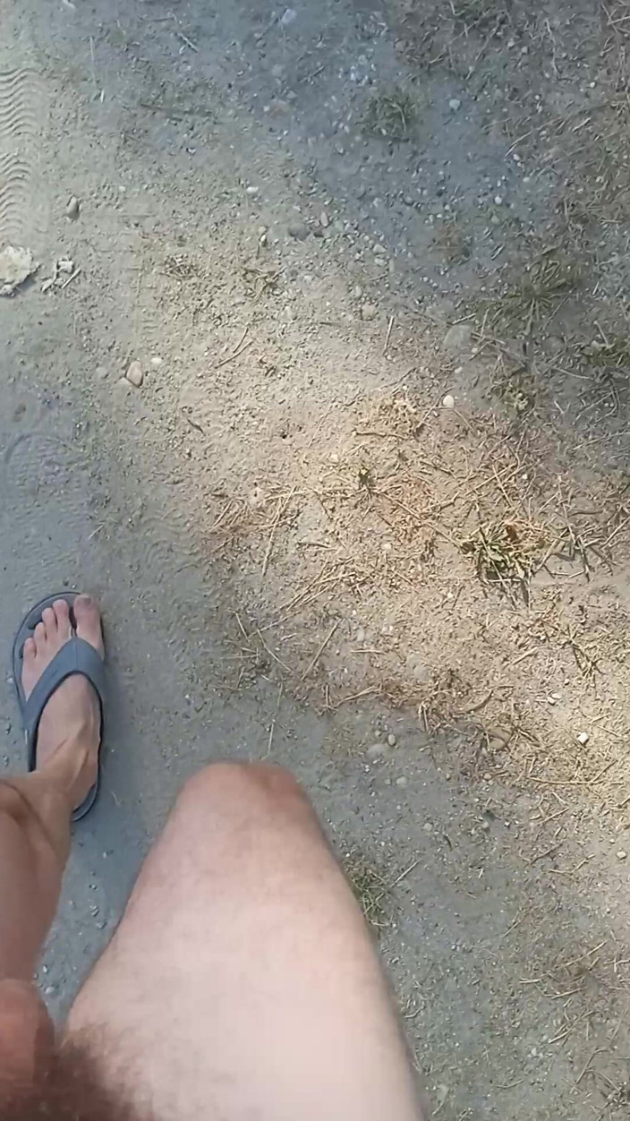 Deepthroat260: 暴露狂裸体男孩与鸡巴走路